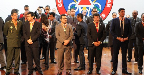 O presidente Cláudio Terrão recebeu a medalha Dom Pedro II do Corpo de Bombeiros (Foto: Karina Coutinho)